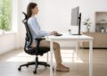 scopri consigli efficaci per migliorare la postura mentre lavori al computer e prevenire dolori e tensioni muscolari.