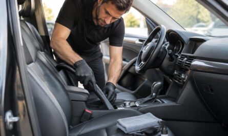 scopri come pulire gli interni dell’auto come un professionista: consigli pratici e tecniche efficaci per igienizzare sedili, tappetini e superfici.