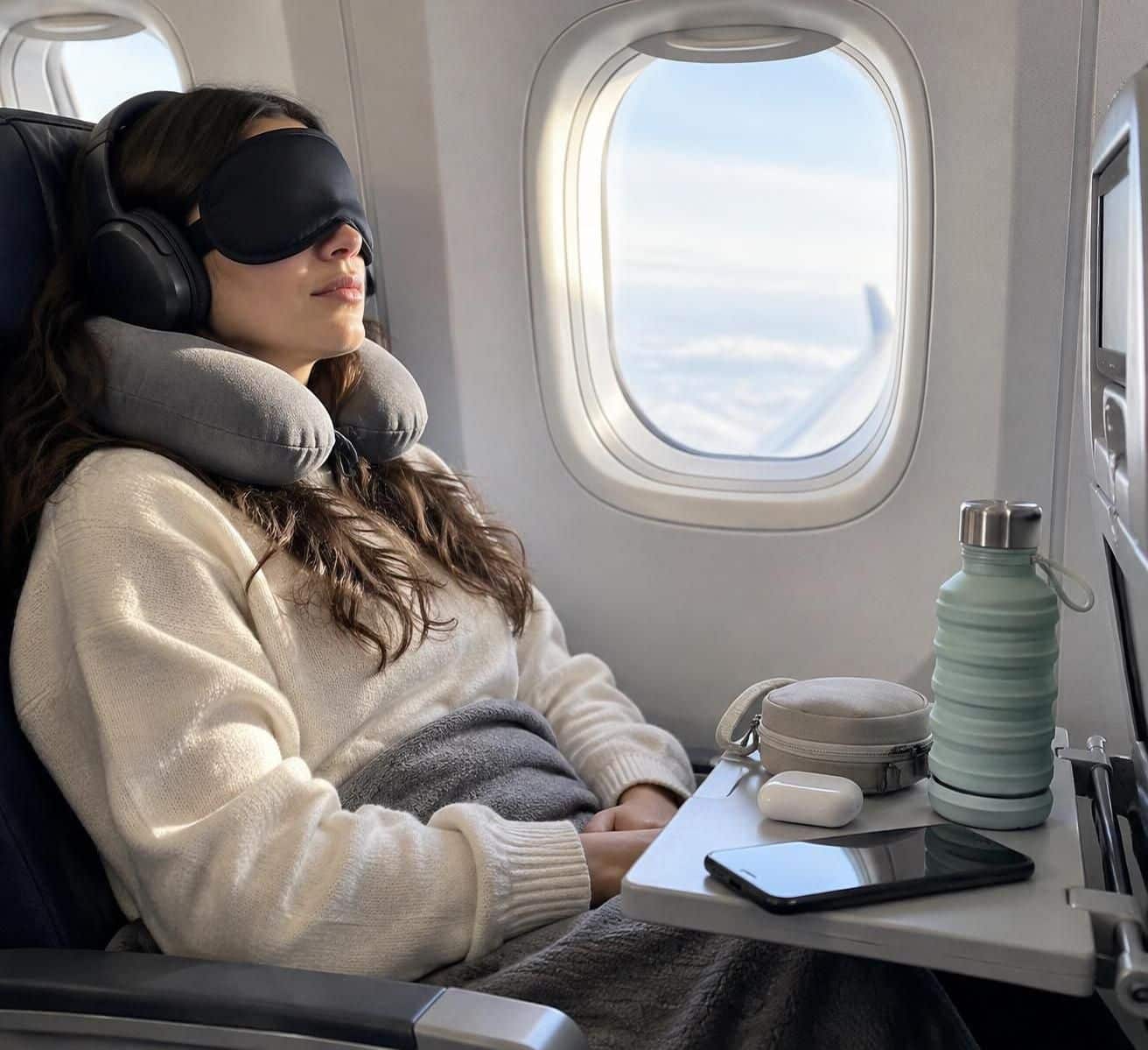 scopri quali accessori da viaggio rendono il volo pi&ugrave; comodo: cuscino per il collo, mascherina, tappi per le orecchie e organizer per viaggiare al meglio.